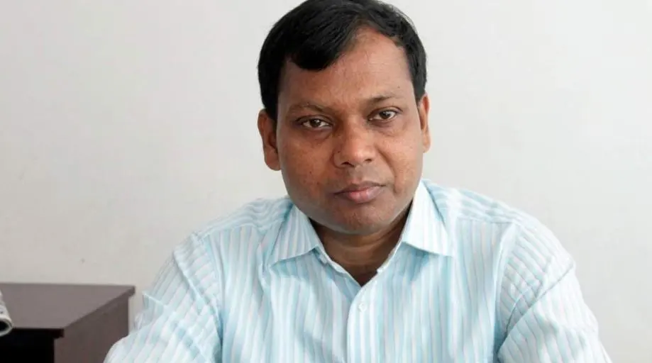 ডিসি সারওয়ার: সাদাপাথরকাণ্ডের পদায়ন, মাজারকাণ্ডে প্রত্যাহার— নেপথ্যে আসলে কী?