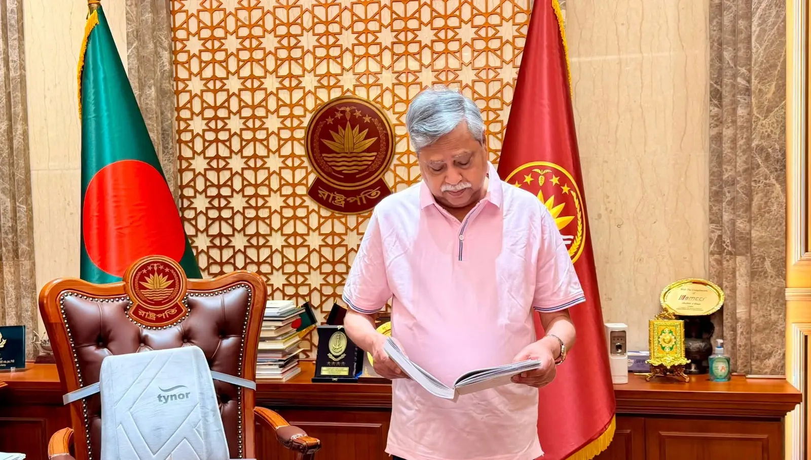 পদত্যাগ করলেন রাষ্ট্রপতি, বিকেলে স্পিকারের জরুরি সংবাদ সম্মেলন