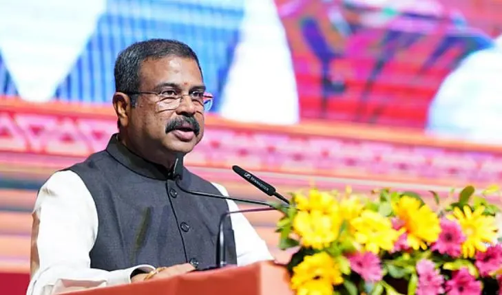 ‘তেলাপোকাদের’ আন্দোলনের মুখে পদত্যাগ করলেন ভারতের শিক্ষামন্ত্রী