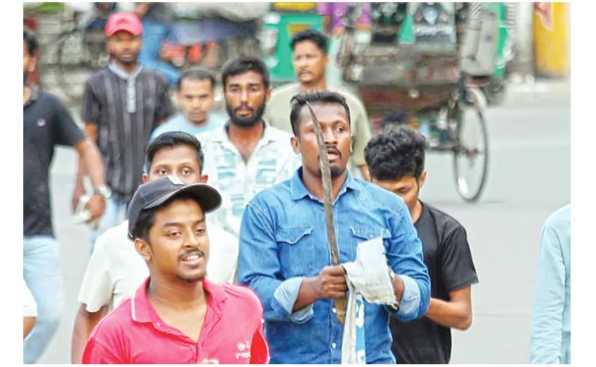 চট্টগ্রামে সংঘর্ষে কিরিচ হাতে ছিলেন ছাত্রদলের নেতা, লাঠি হাতে জামায়াত সমর্থক