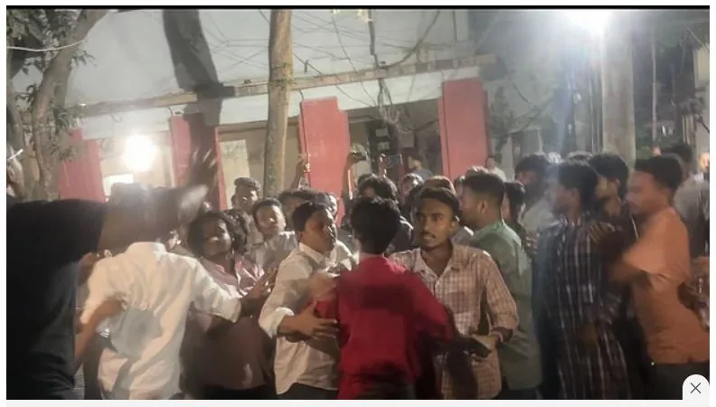 রাতে ‘মব’ করে ঢাবি সাংবাদিকদের ওপর হামলা, অভিযোগ ছাত্রদলের বিরুদ্ধে, জড়িতদের গ্রেপ্তার দাবি