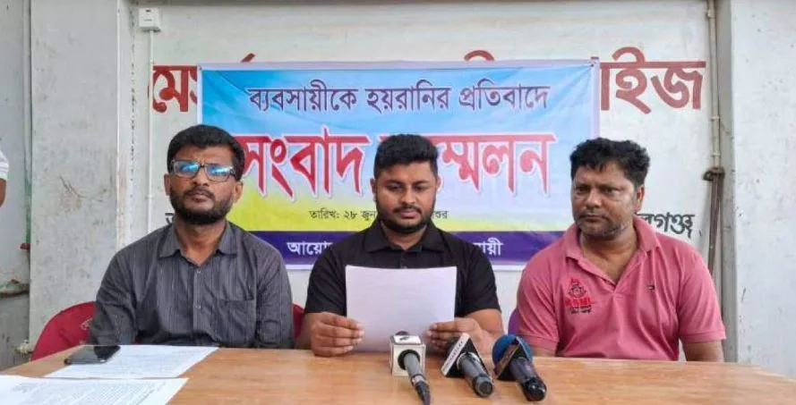 চাঁদাবাজি ও হয়রানির অভিযোগে ব্যবসায়ীর সংবাদ সম্মেলন