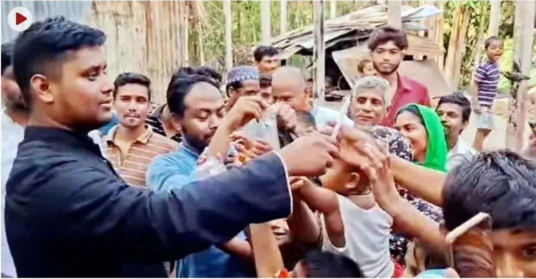 লোডশেডিংয়ের প্রতিবাদে হাসনাত আবদুল্লাহর মোমবাতি বিতরণ