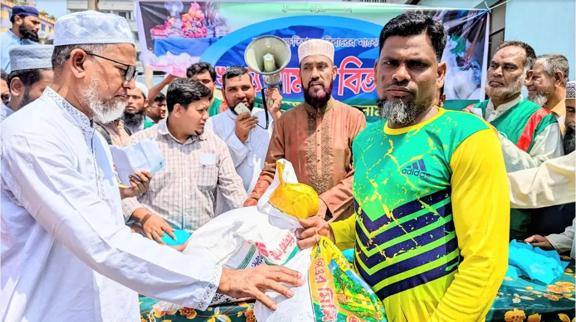 তুরাগে অগ্নিকাণ্ডে ক্ষতিগ্রস্তদের মধ্যে জামায়াতের খাদ্য-বস্ত্র বিতরণ