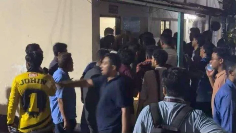 বট অ্যাকাউন্টের এডিটেড পোস্ট নিয়ে ছাত্রদলে উত্তেজনা, হামলায় আহত ডাকসু নেতা ও সাংবাদিকরা