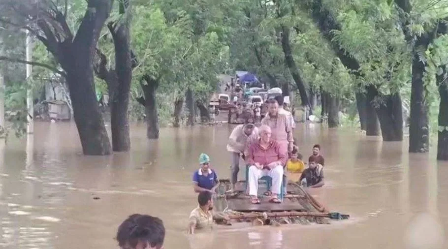 বিশেষ ভেলায় চেয়ার বসিয়ে বন্যার্তদের পাশে বিএনপির এমপি