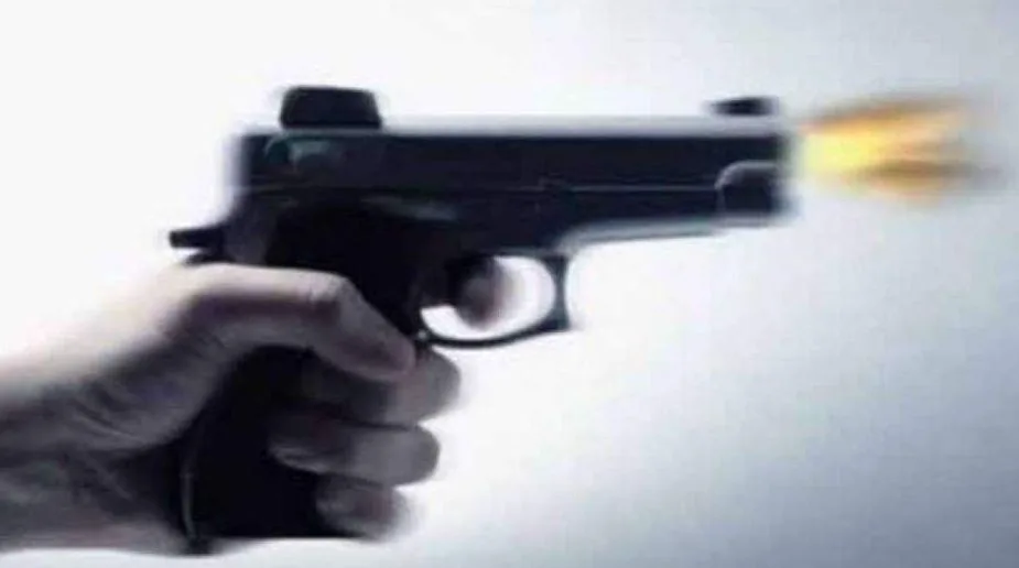 রাজধানীতে প্রকাশ্যে এলোপাতাড়ি গুলি, নারীসহ গুলিবিদ্ধ ৩