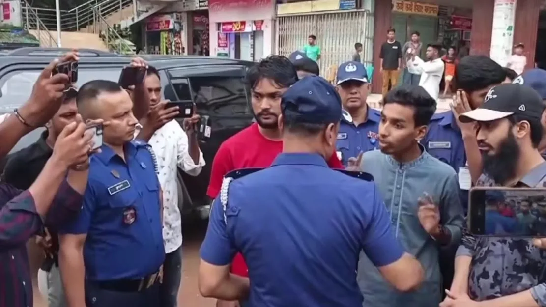 বিক্ষোভ মিছিল থেকে বৈছাআ নেতা মাহদীকে তুলে নিয়ে গেলো পুলিশ