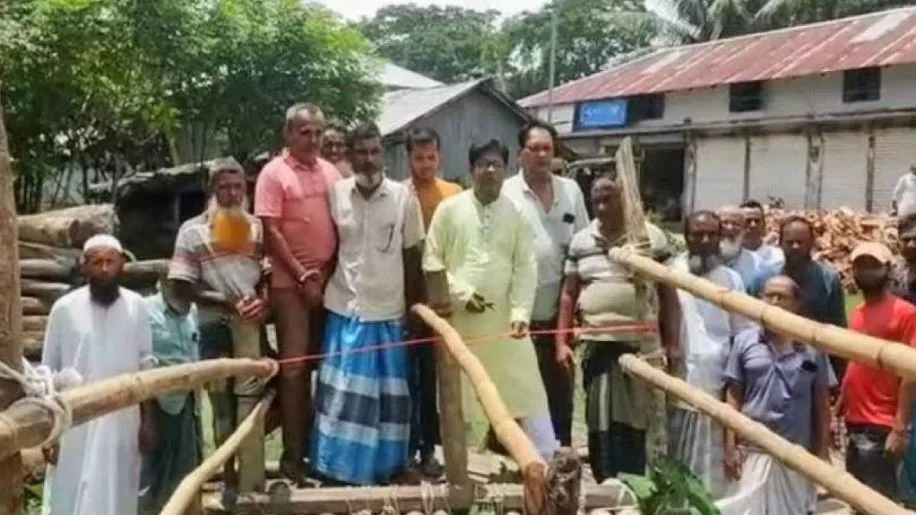 ফিতা কেটে কাঠের সাঁকো উদ্বোধন করলেন বিএনপি নেতা