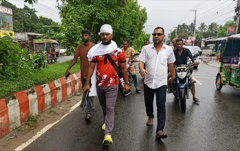 ঈশ্বরদীতে কাফনের কাপড় পরে অস্ত্র হাতে সাবেক ছাত্রদল নেতার মহড়া