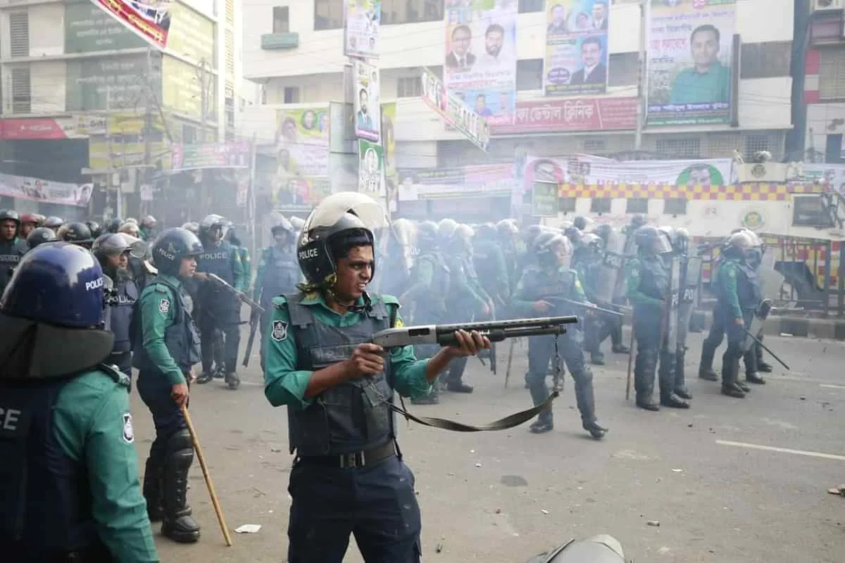 একযোগে পুলিশের ৫৬ কর্মকর্তাকে বাধ্যতামূলক অবসরে পাঠাল সরকার