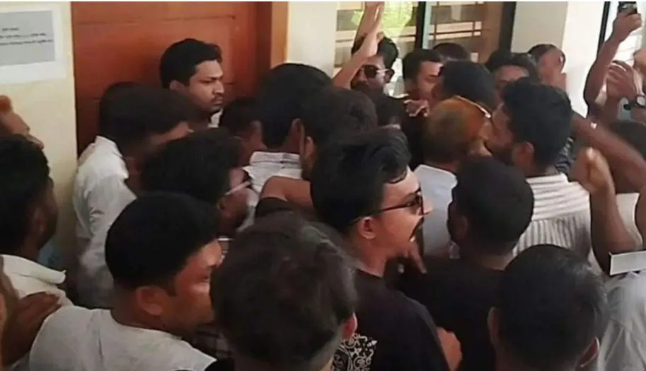 ফ্যামিলি কার্ডের শুমারিতে নিয়োগ নিয়ে ছাত্রদলের বিক্ষোভ-ভাঙচুর, অবরুদ্ধ দুই ইউএনও