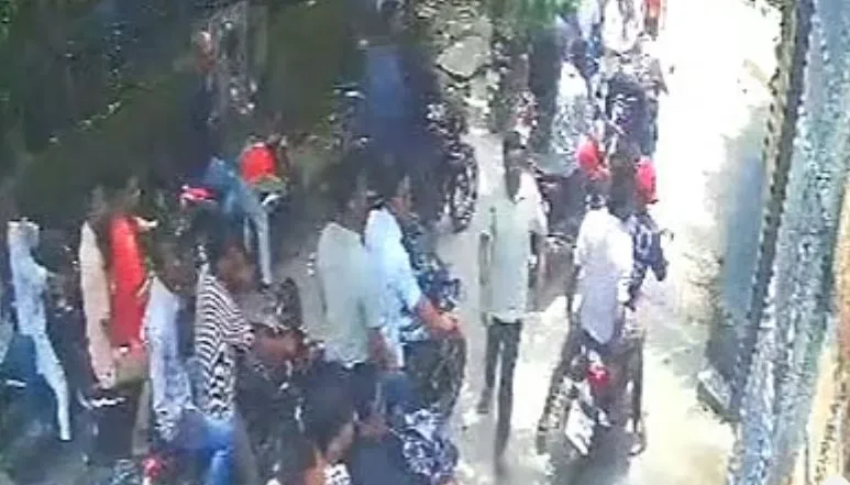 নাটোরে কার্যক্রম নিষিদ্ধ আওয়ামী লীগের প্রয়াত প্রতিমন্ত্রীর বাড়িতে হামলা–ভাঙচুর