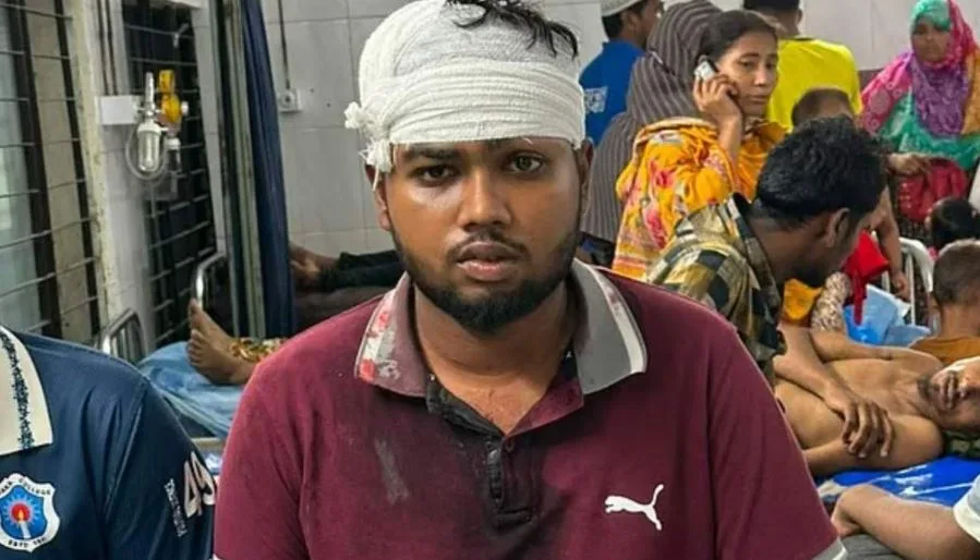 চাঁদা তুলতে বাধা দেওয়ায় ছাত্রদল নেতাদের কোপালেন যুবদল নেতারা