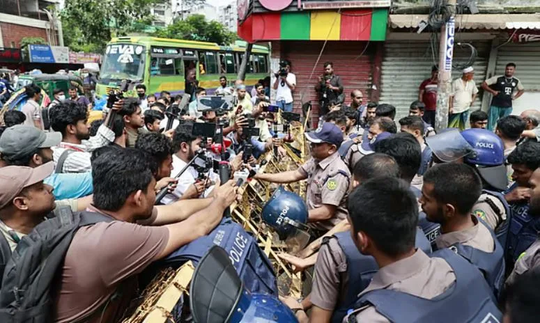 ঢাকা আলিয়া মাদ্রাসার হল দখলে নিল ছাত্রদল, পুলিশি বাধায় ঢুকতেই পারল না ছাত্রশিবির