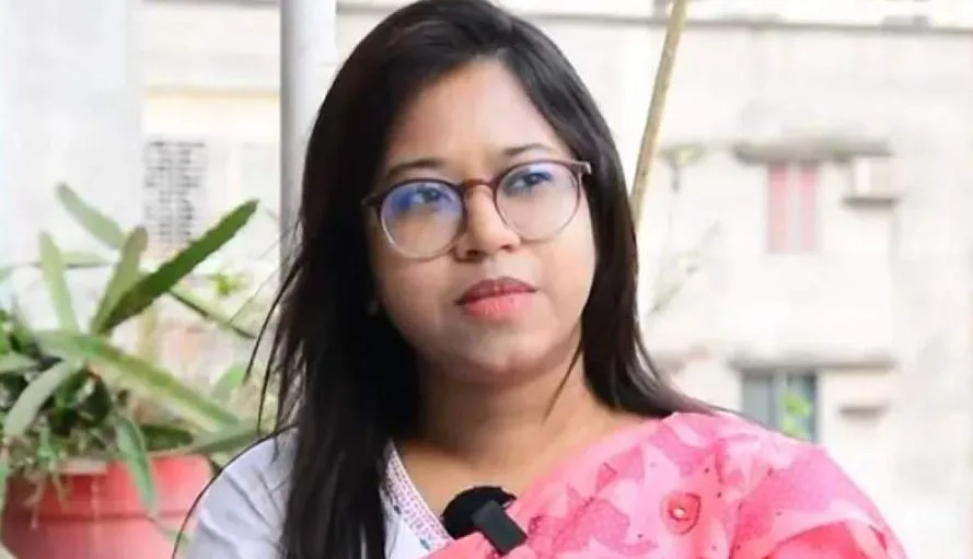 এমপি রুমিন ফারহানার কড়া সমালোচনা করলেন মনিরা শারমিন